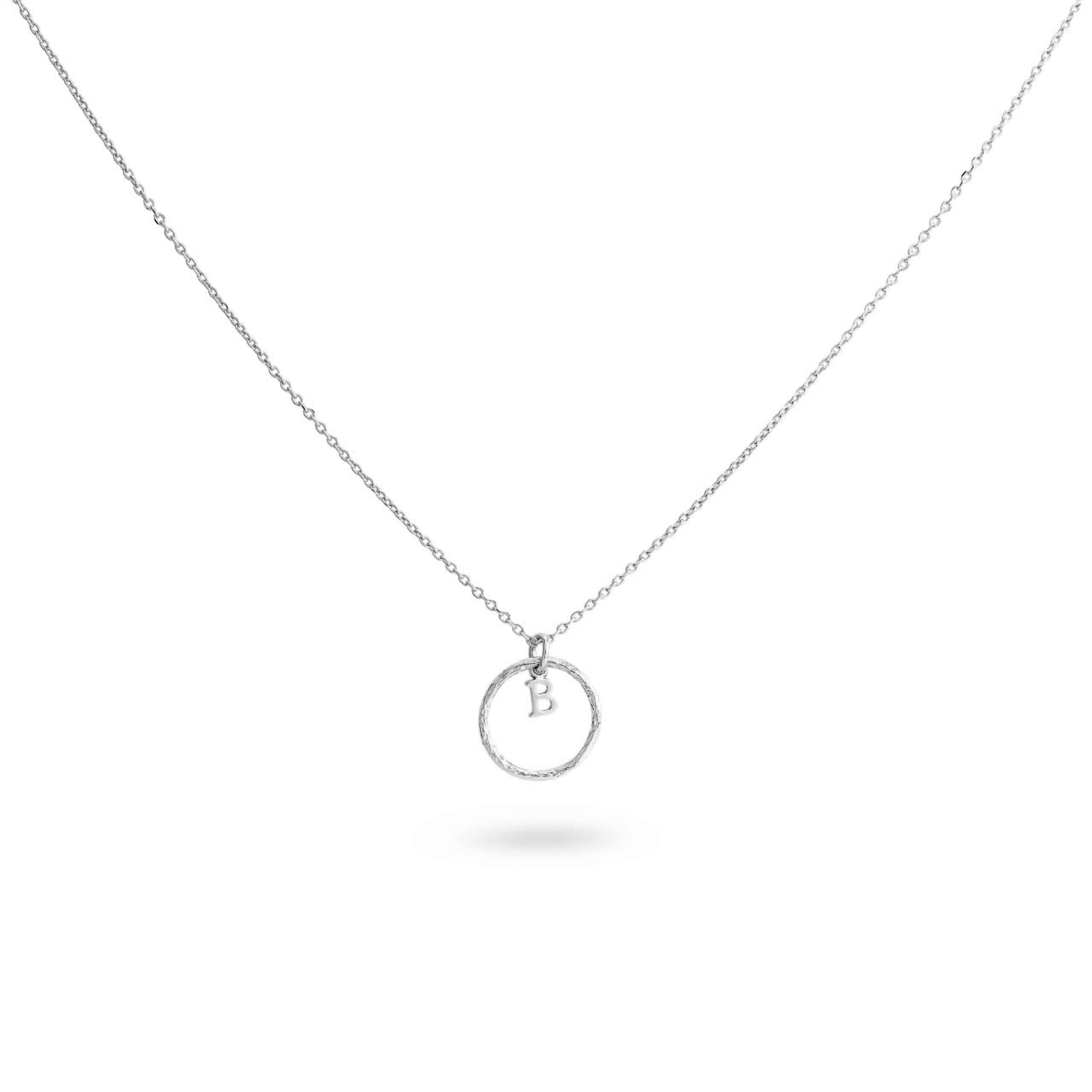 Collier personnalisable argent initiales et charms Adèle - Bijou sur fond blanc