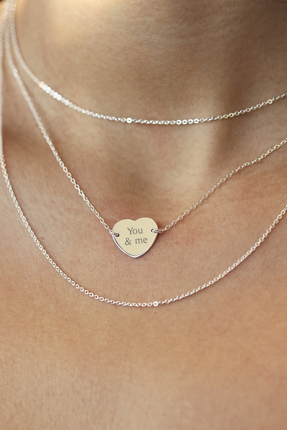 Collier personnalisable Adelie en argent chaîne fine et médaille en forme de cœur à graver - Bijou porté