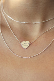 Collier personnalisable Adelie en argent chaîne fine et médaille en forme de cœur à graver - Bijou porté