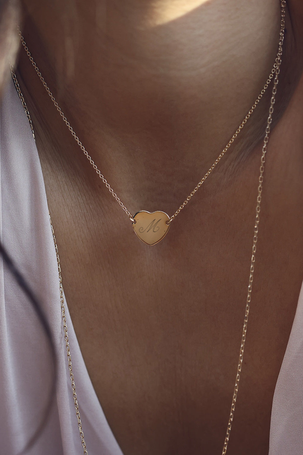 Collier personnalisable doré Adelie chaîne fine et médaille en forme de cœur à graver - Bijou porté