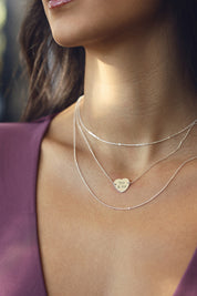 Collier personnalisable Adelie en argent chaîne fine et médaille en forme de cœur à graver - Bijou porté