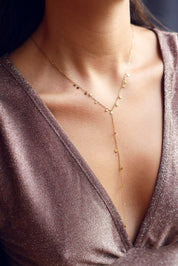 Collier doré Livy soleil cravate plongeant orné de petits soleils - Bijou porté