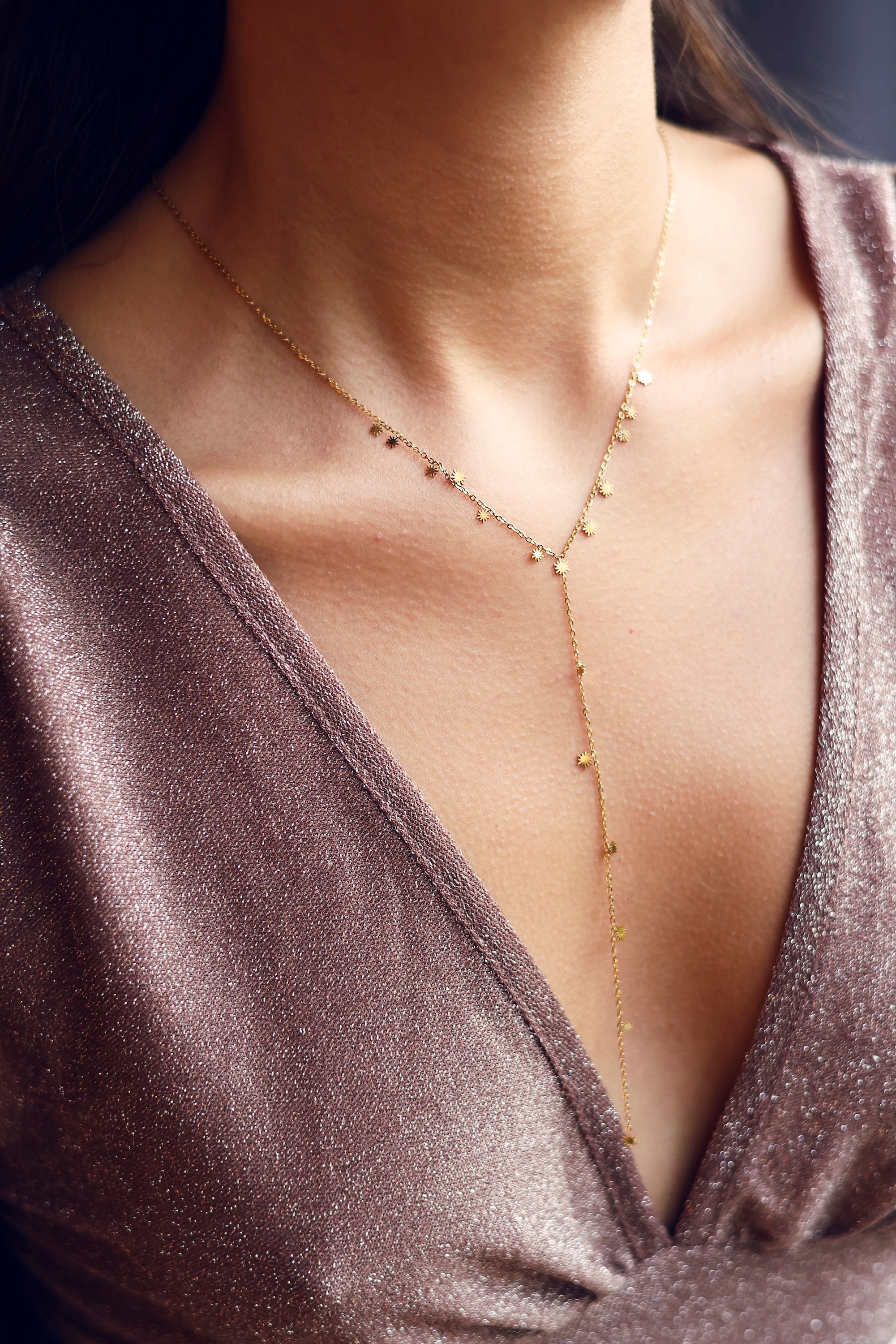 Collier doré Livy soleil cravate plongeant orné de petits soleils - Bijou porté