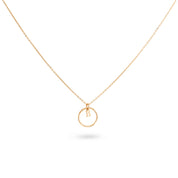 Collier personnalisable doré Adèle anneau martelé avec pendentif alphabet ou charms - Bijou photographié sur fond blanc