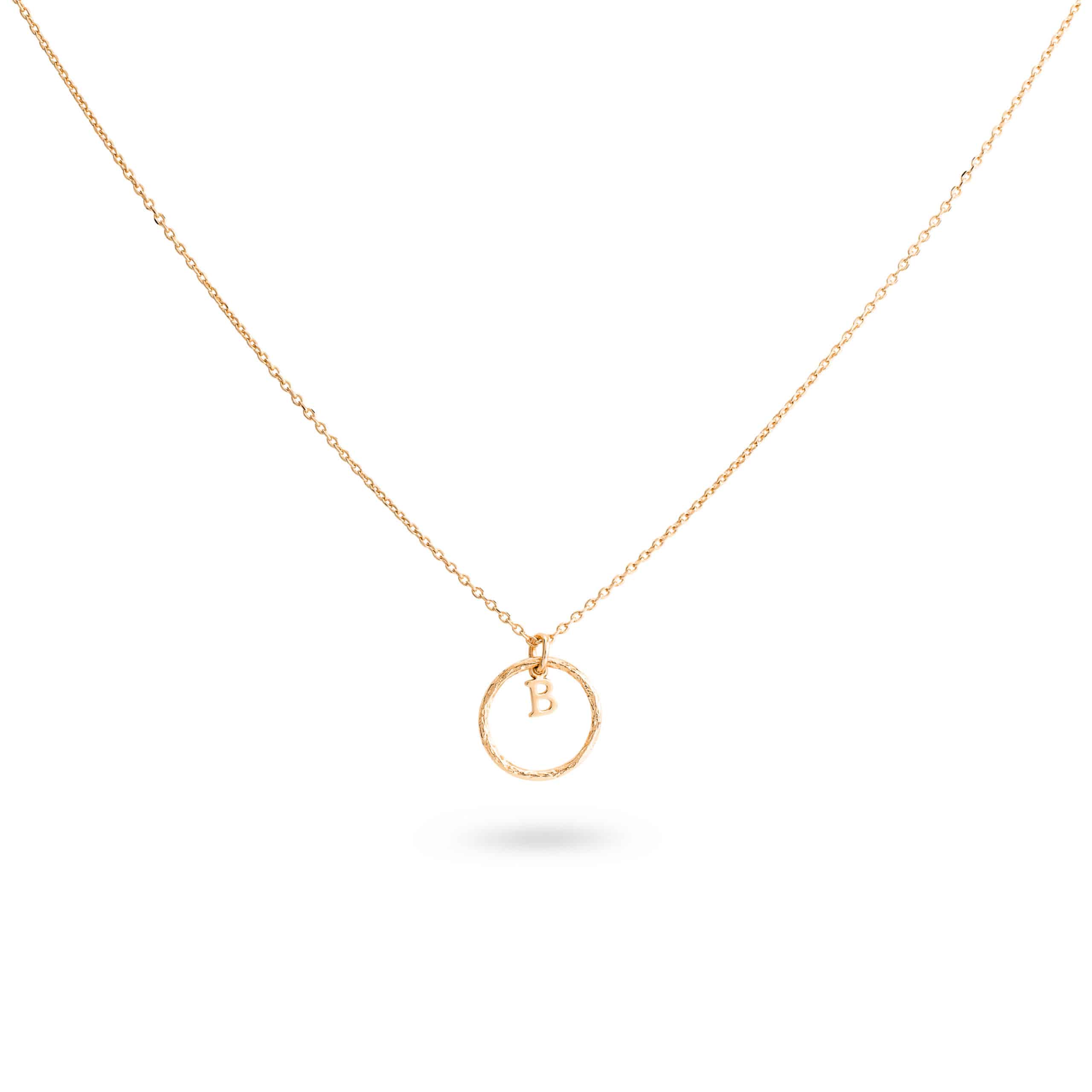 Collier personnalisable doré Adèle anneau martelé avec pendentif alphabet ou charms - Bijou photographié sur fond blanc