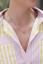 Collier doré Haneya chaîne fine avec pendentif soleil ajouré - Bijou porté