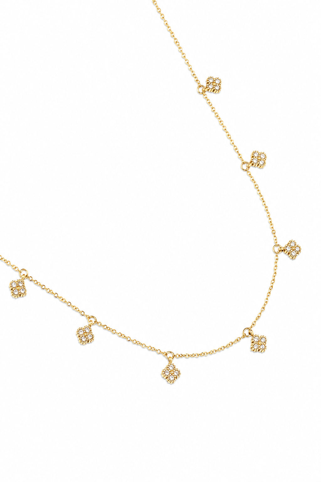 Collier doré Hugo avec pendentifs trèfles ornés de zircons - Bijou sur fond blanc