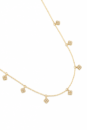 Collier doré Hugo avec pendentifs trèfles ornés de zircons - Bijou sur fond blanc