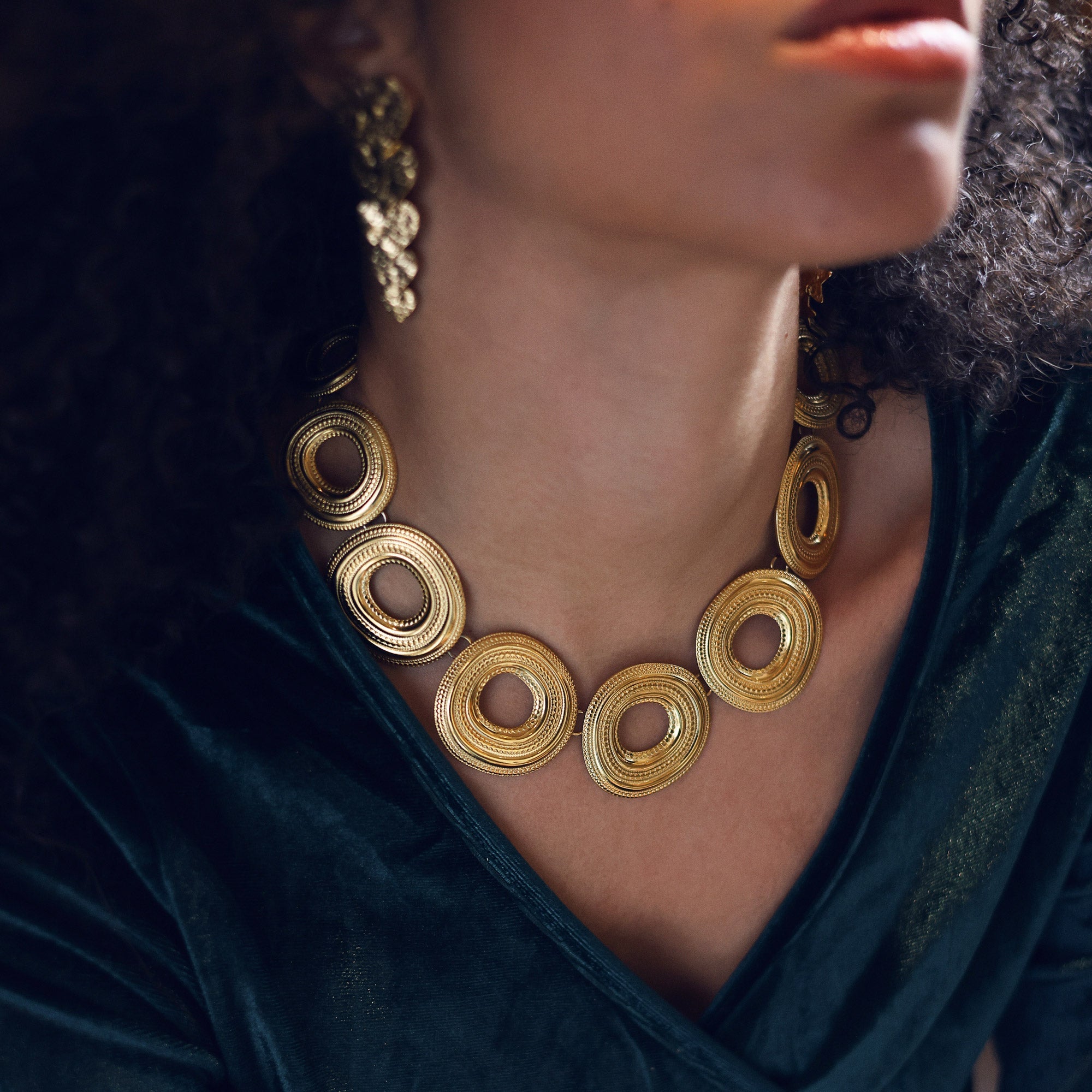 Collier doré ISAYA focus