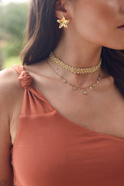 Collier sur fil doré Isaora nacre composé de perles dorées et de perles en nacre - Bijou porté
