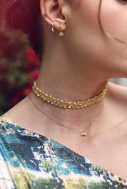 Collier sur fil doré Isaora nacre composé de perles dorées et de perles en nacre - Bijou porté