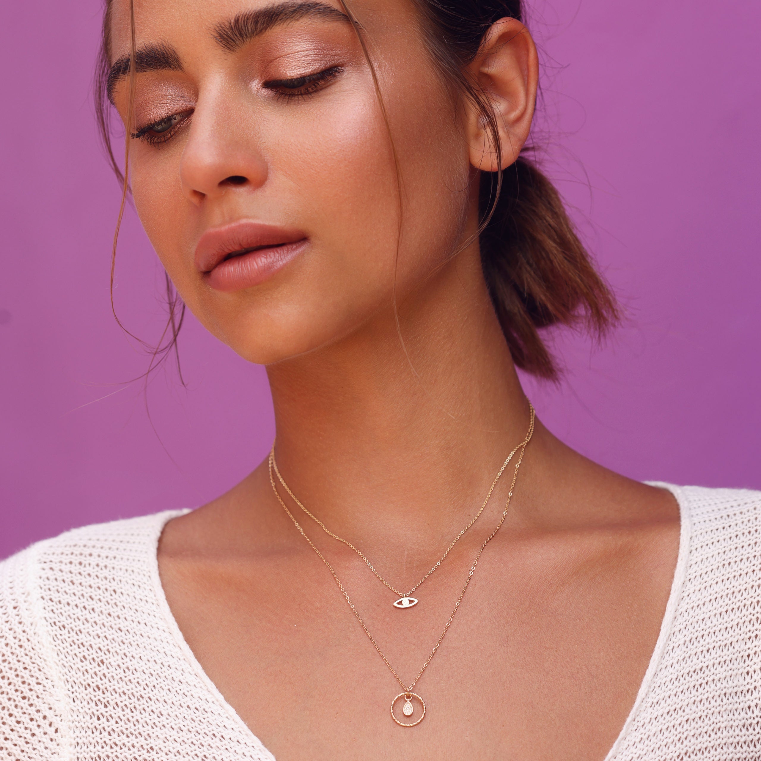 Collier doré Orielle avec pendentif œil - Bijou porté 