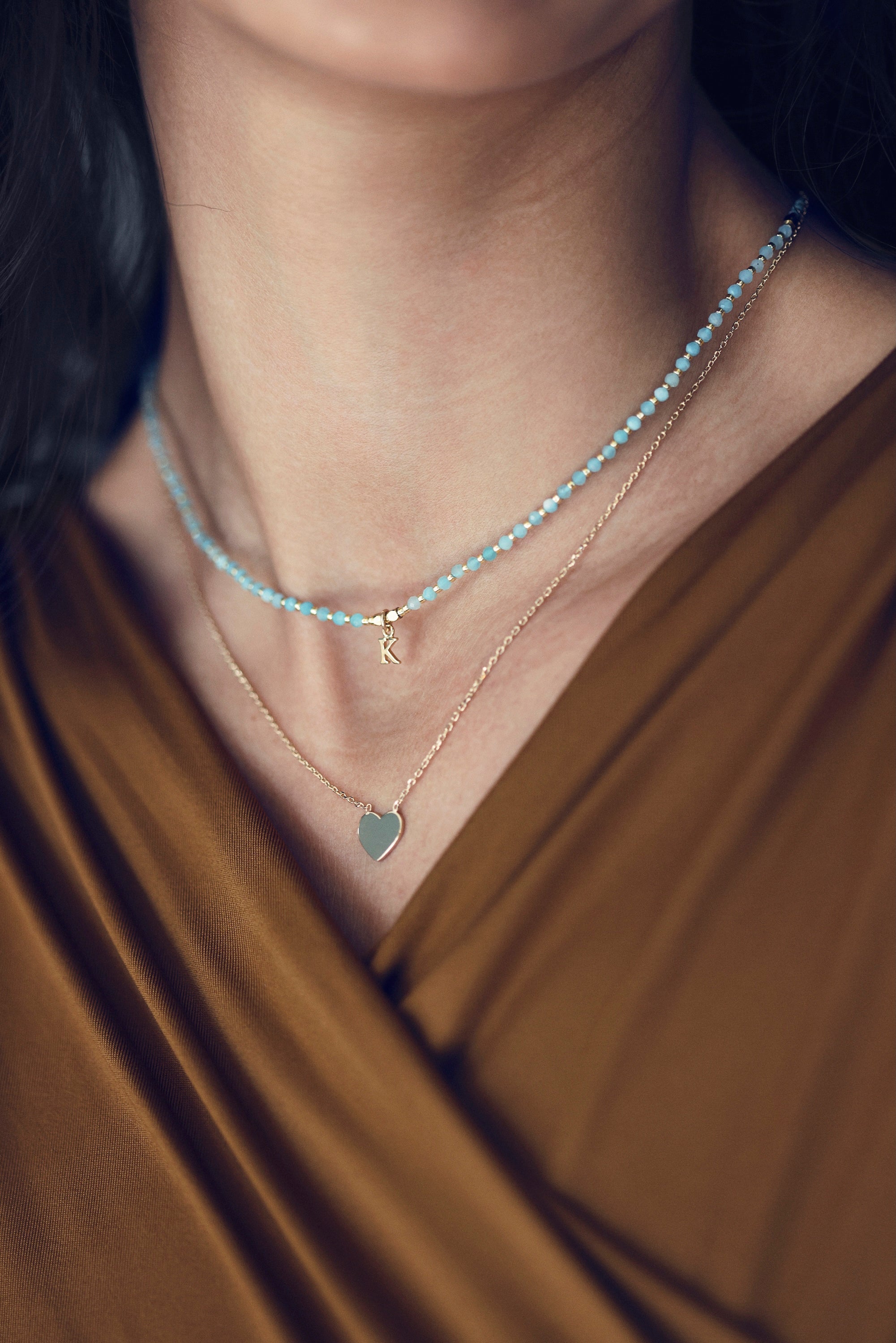 Collier personnalisable doré Regina chaîne fine et médaille en forme de cœur à graver - Bijou porté