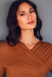 Collier personnalisable doré Regina chaîne fine et médaille en forme de cœur à graver - Bijou porté