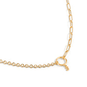 Collier personnalisable Selena doré composé d’un anneau central et de mailles variées de part et d’autre - Bijou photographié sur fond blanc