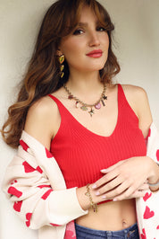 Collier doré Swanne maille avec pendentifs trèfle, rose, bouche, étoile, coeur et&nbsp;amulette avec inscription "amour" - Bijou porté