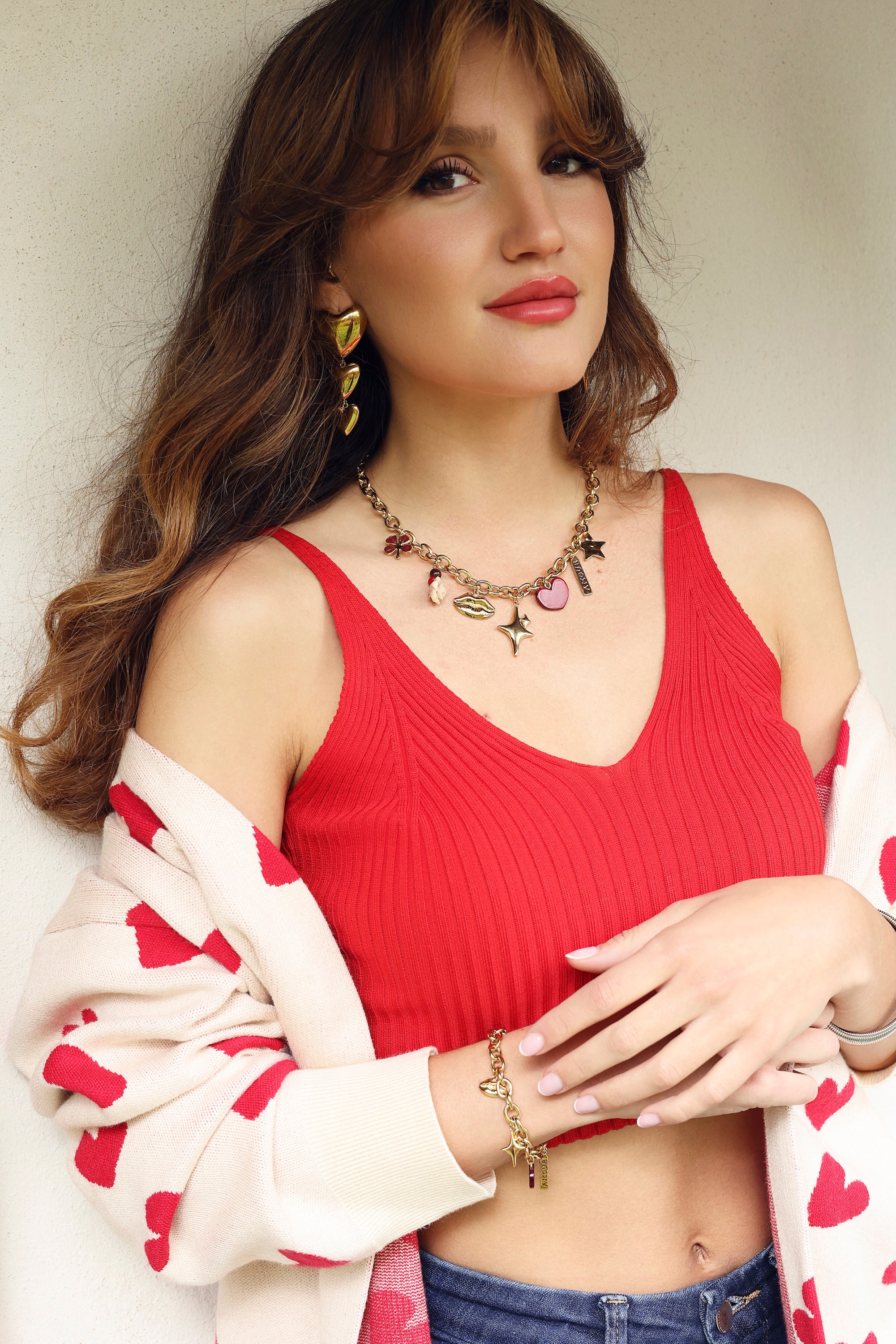 Collier doré Swanne maille avec pendentifs trèfle, rose, bouche, étoile, coeur et&nbsp;amulette avec inscription "amour" - Bijou porté