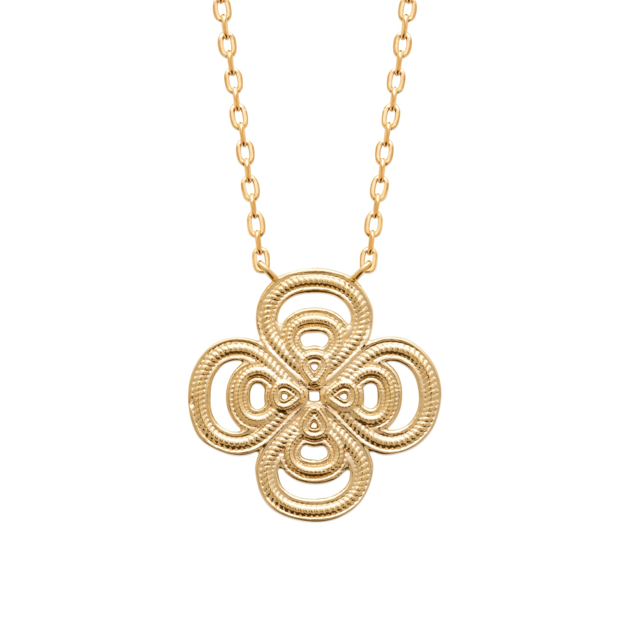 Collier doré Zeina trèfle ajouré - Bijou photographié sur fond blanc 