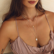 Collier doré Diya feuilles avec chaînes pendantes - Bijou porté