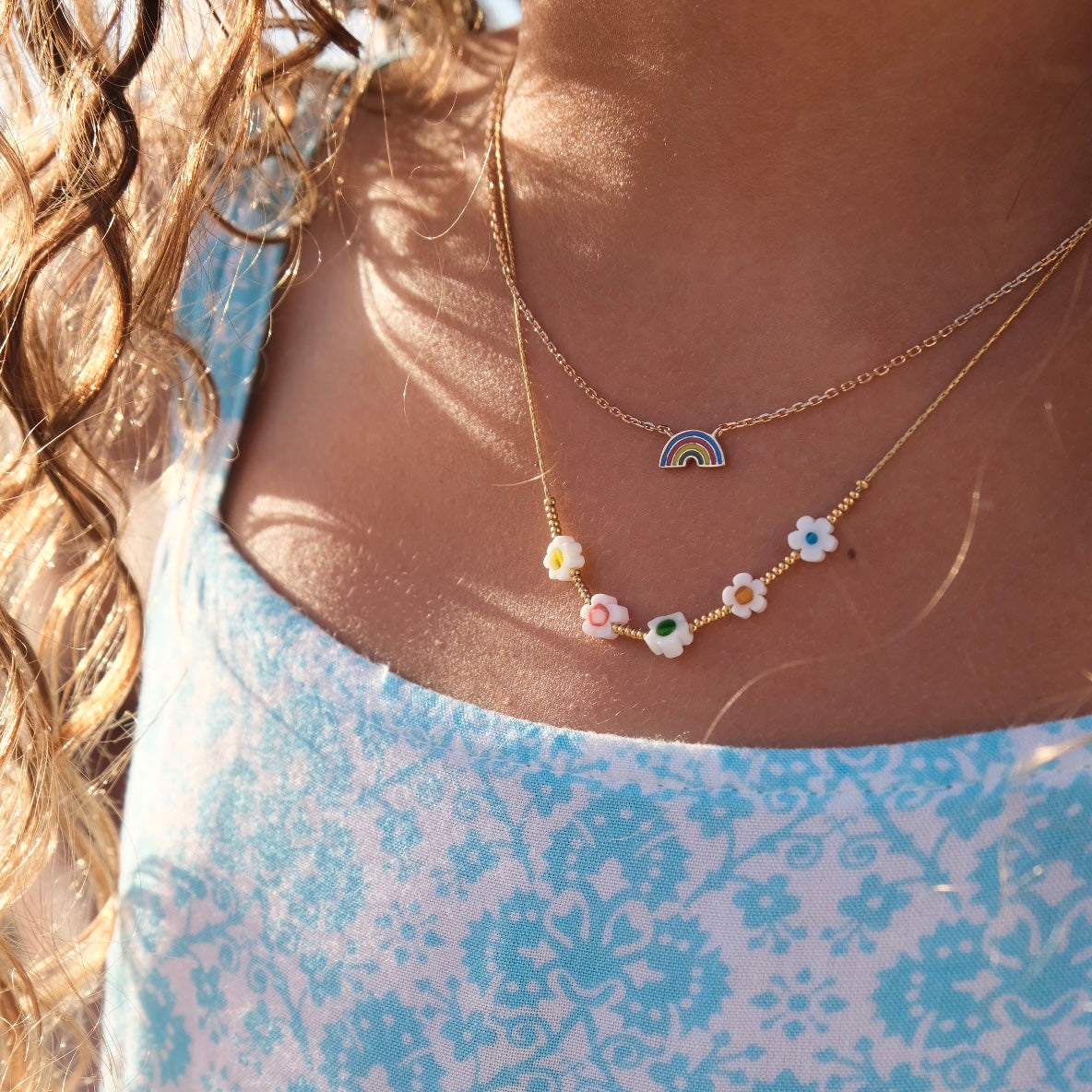 Collier doré enfant ARC-EN-CIEL focus - Bijou porté
