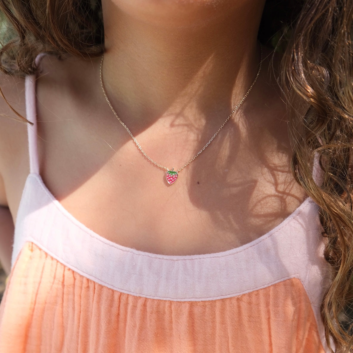 Collier doré enfant FRAISE porté