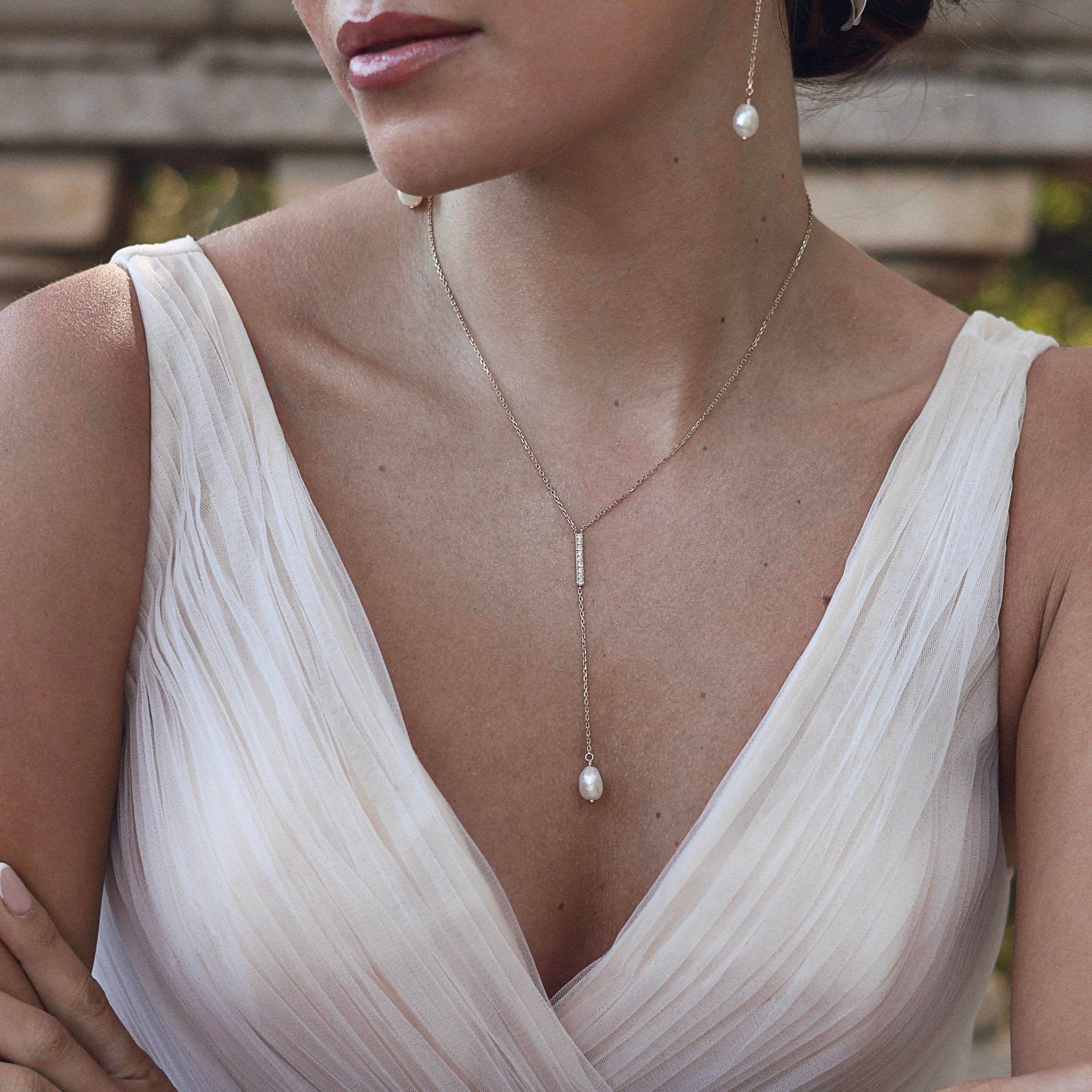 Collier doré et nacre et zircon - Bijou porté