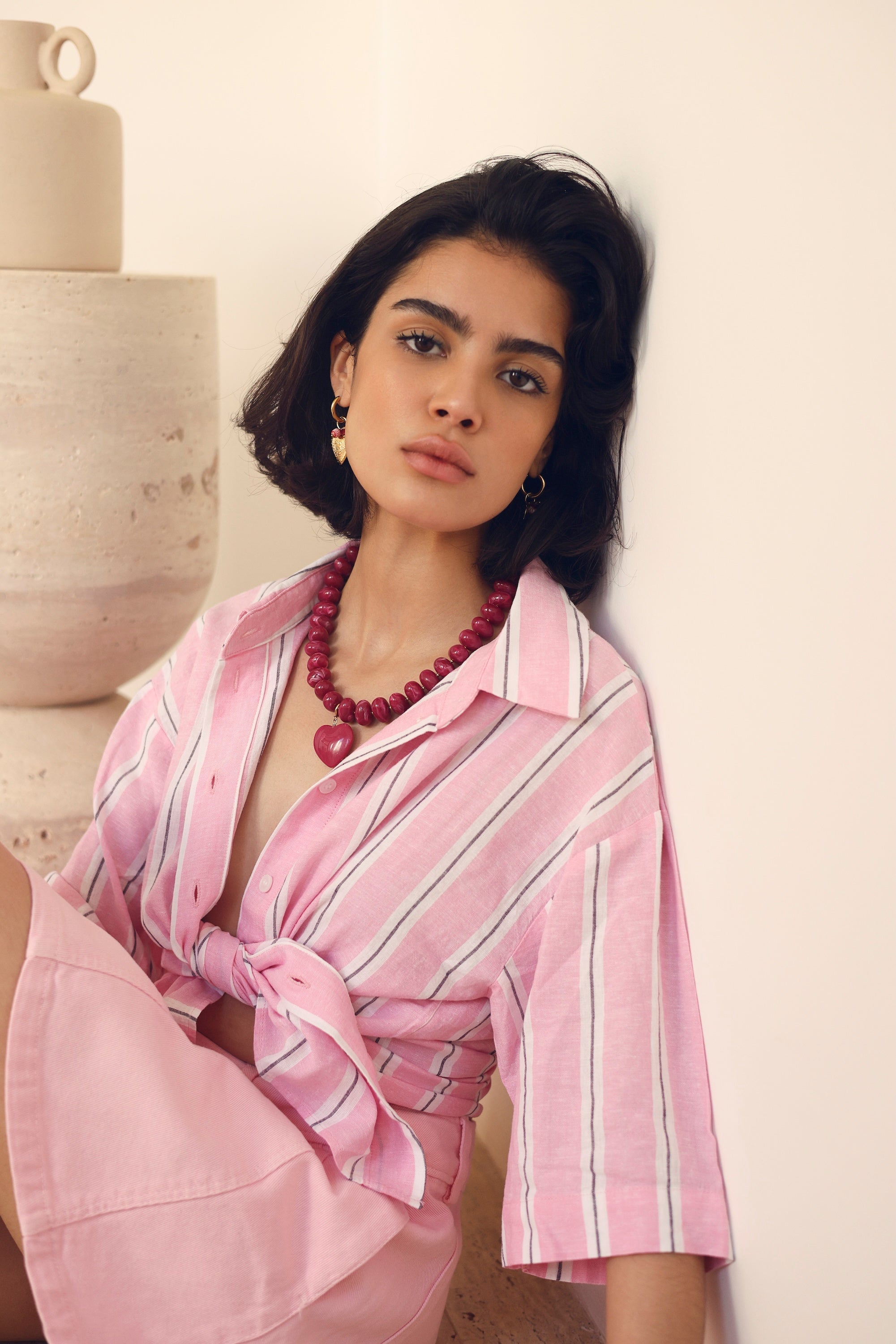 Collier statement Ginie fuchsia doré en acétate avec un pendentif cœur - Bijou porté