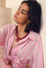Collier statement Ginie fuchsia doré en acétate avec un pendentif cœur - Bijou porté