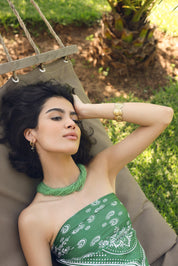 Collier statement Izoenn vert doré multi-rangs en perles de verre montées sur fil à porter torsadé - Bijou porté