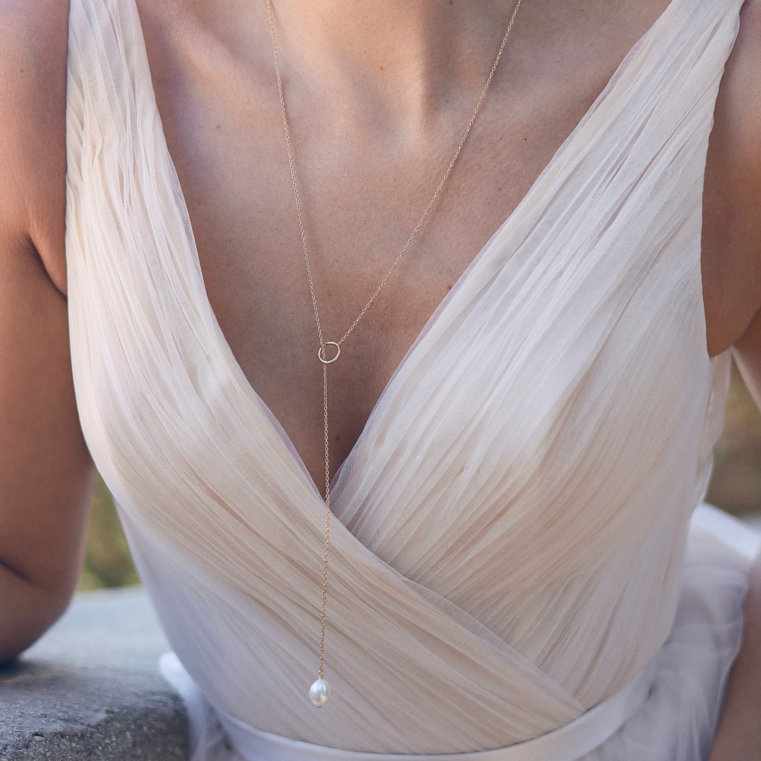 Collier dore nacre eternity - Bijou photographié sur fond blanc
