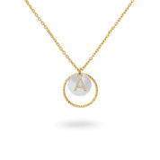 Collier personnalisable doré pour initiale Nala S - Bijou sur fond blanc