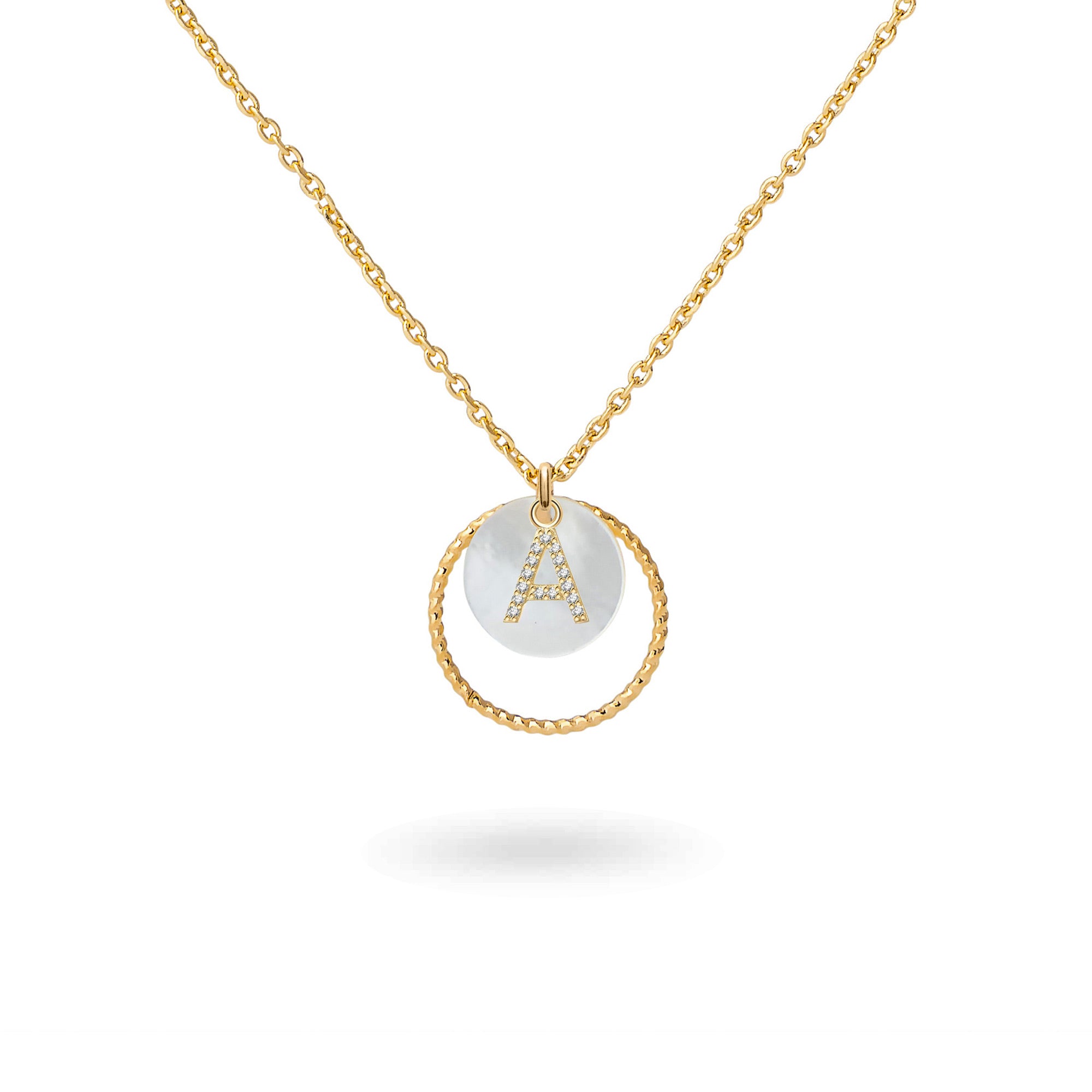 Collier personnalisable doré pour initiale Nala S - Bijou sur fond blanc