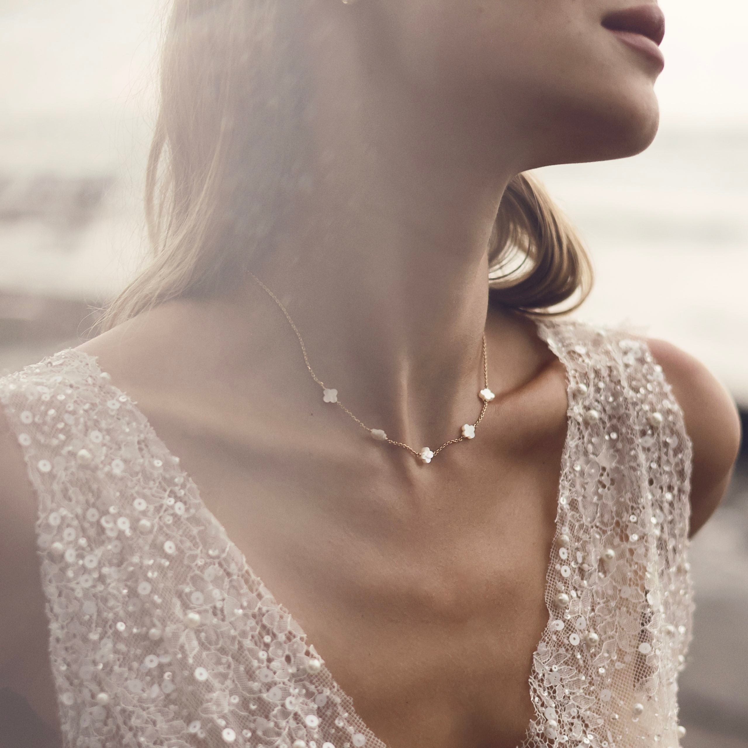 Collier doré et nacres Eve - Bijou porté
