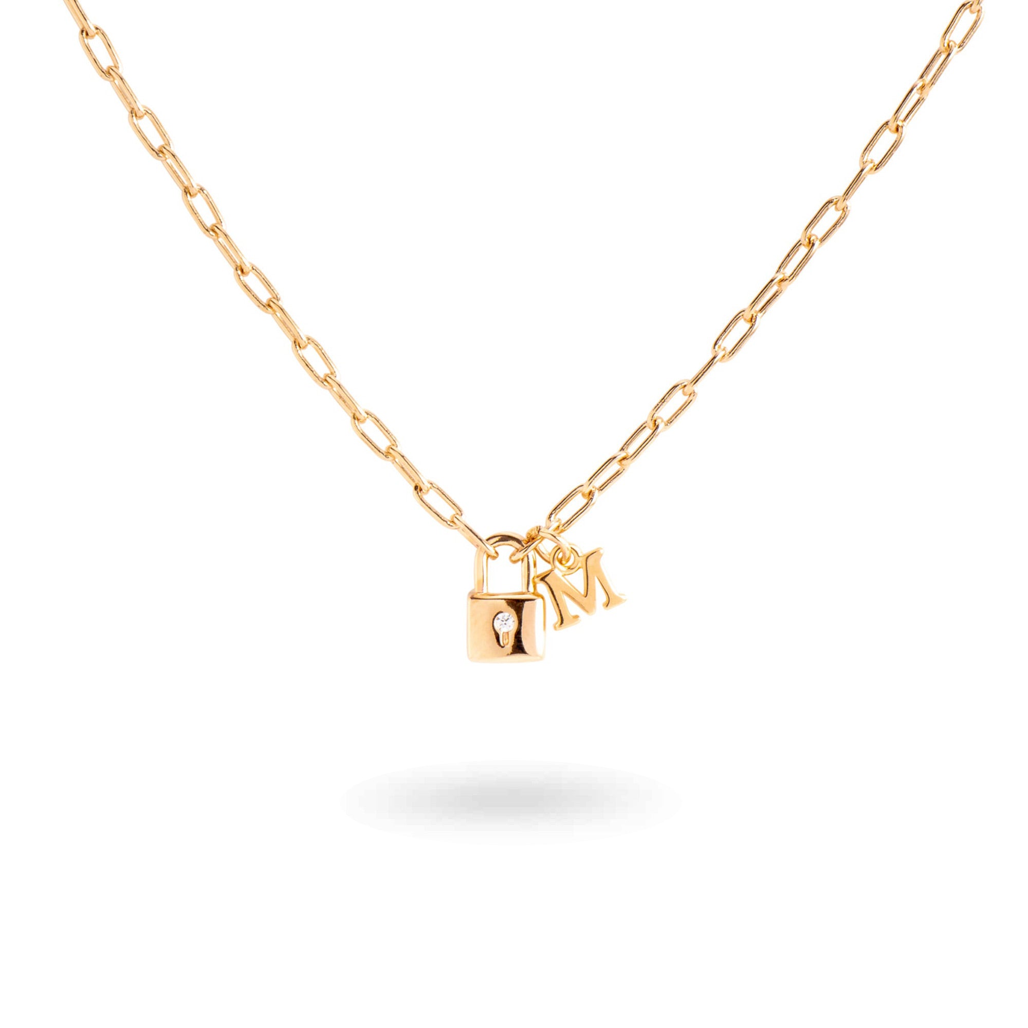 Collier doré personnalisable initiales et charms cadenas Castille - Bijou photographié sur fond blanc