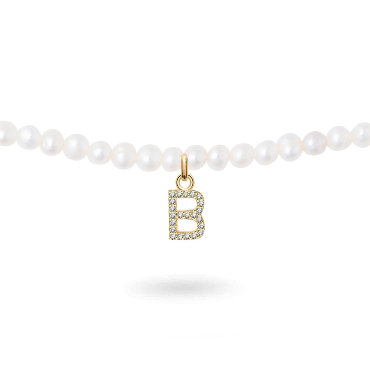 Collier personnalisable doré et nacre pour initiales et charms Elya - Bijou sur fond blanc