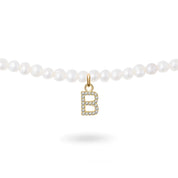 Collier personnalisable doré et nacre pour initiales et charms Elya - Bijou sur fond blanc