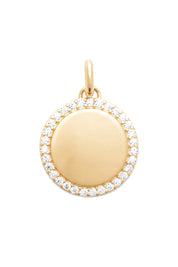 Médaille à graver dorée pour collier personnalisable Laïa - Bijou sur fond blanc