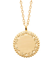 Collier personnalisable doré Tania avec médaille au centre lisse entouré d'un motif perlé et ajouré - Bijou sur fond blanc