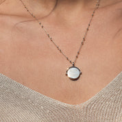 Collier doré personnalisable pour gravure nacre Joy - Bijou porté