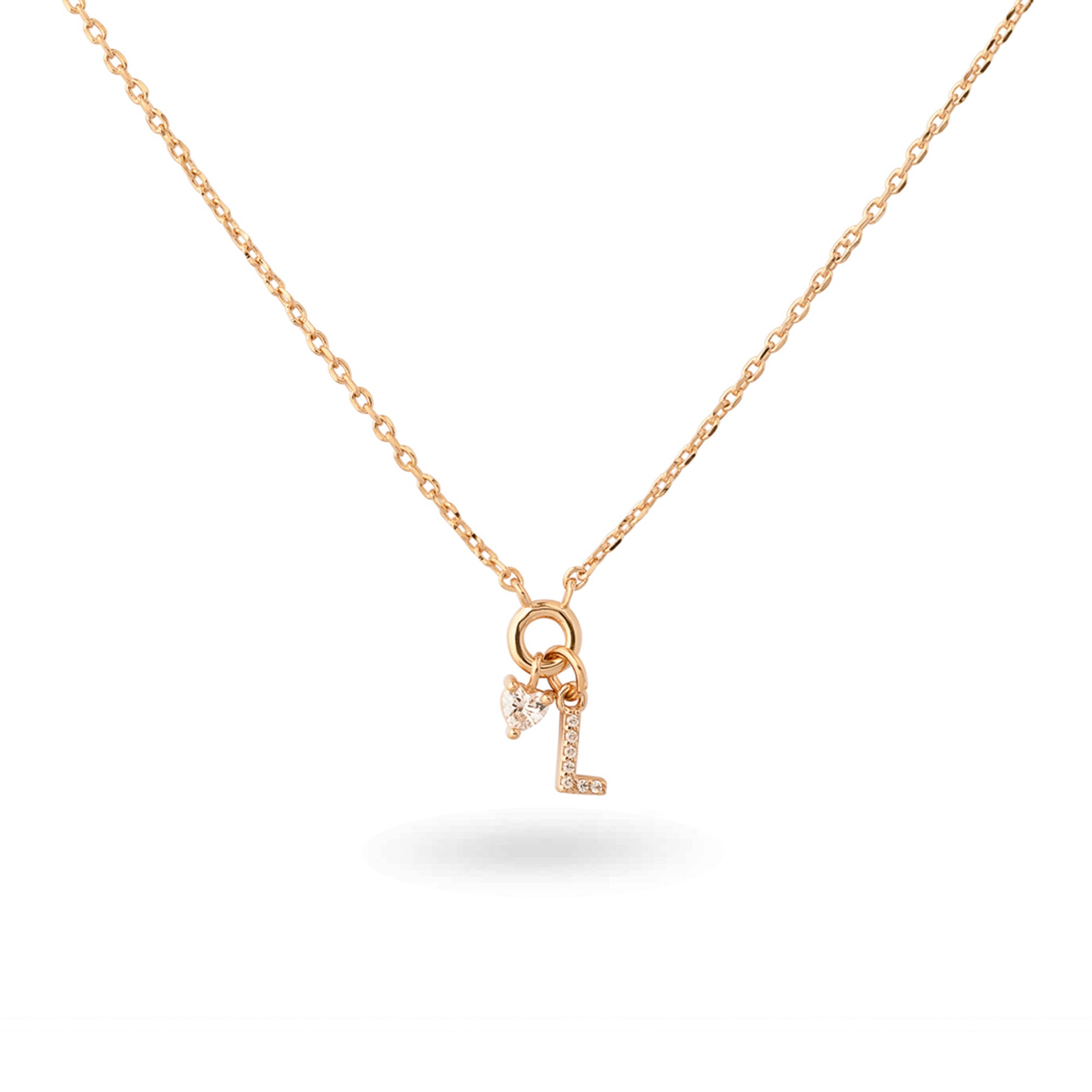 Collier personnalisable initiales et charms doré Addison - Bijou sur fond blanc