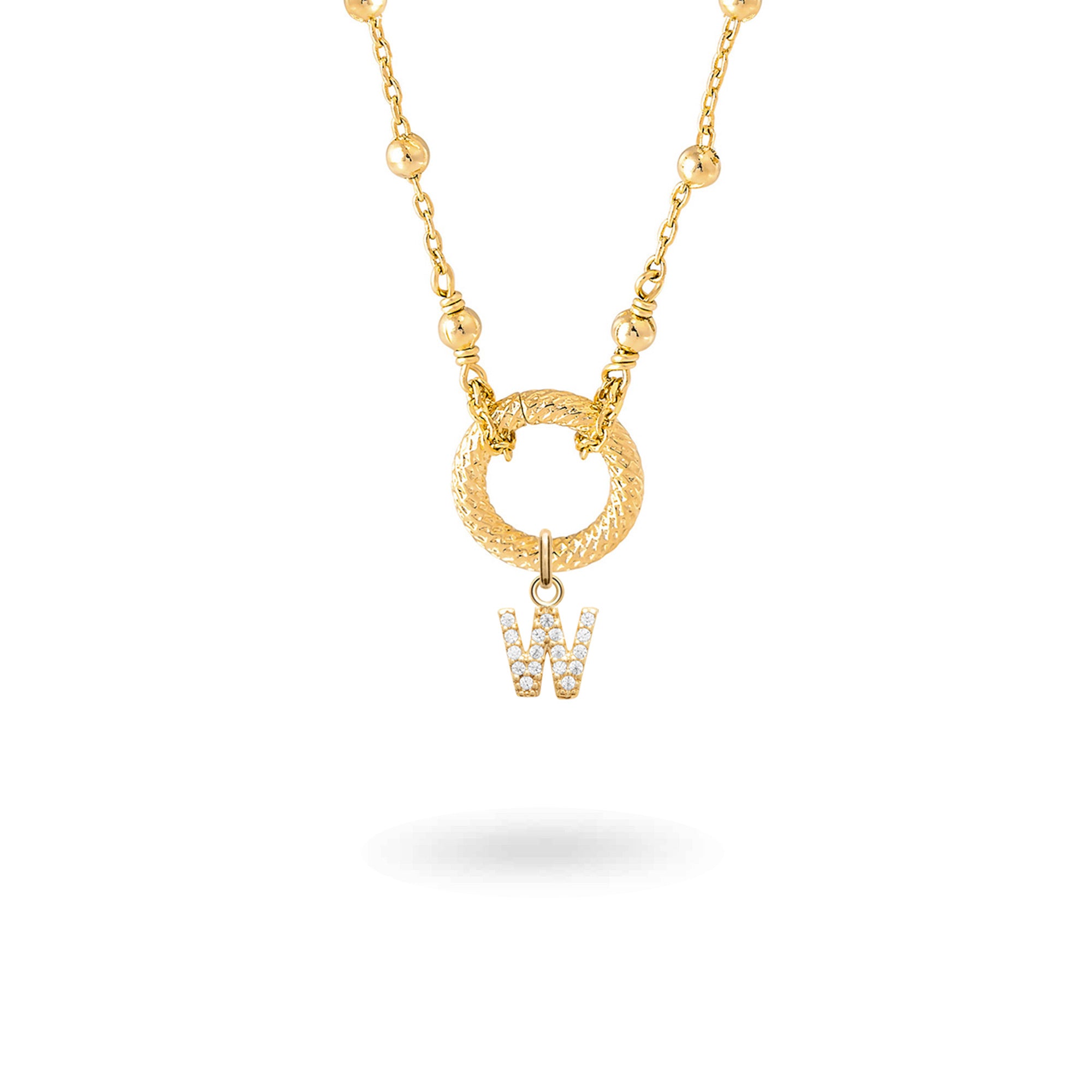 Collier personnalisable doré initiales et charms OKA - Bijou photographié sur fond blanc