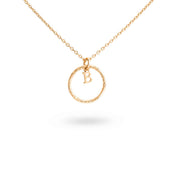 Collier personnalisable doré Adèle anneau martelé avec pendentif alphabet ou charms - Bijou photographié sur fond blanc