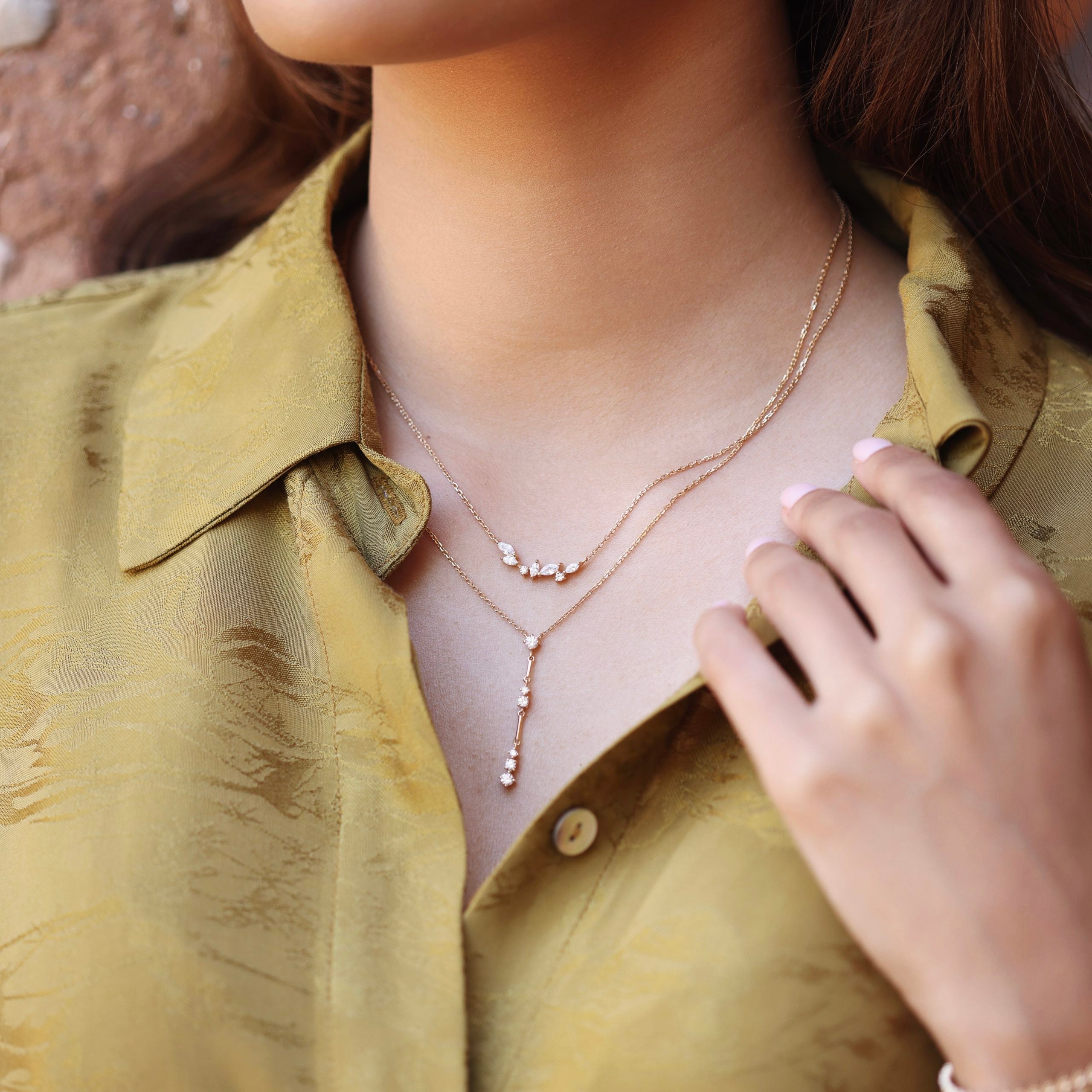 Collier doré et zircons Mounia Bijou porté 