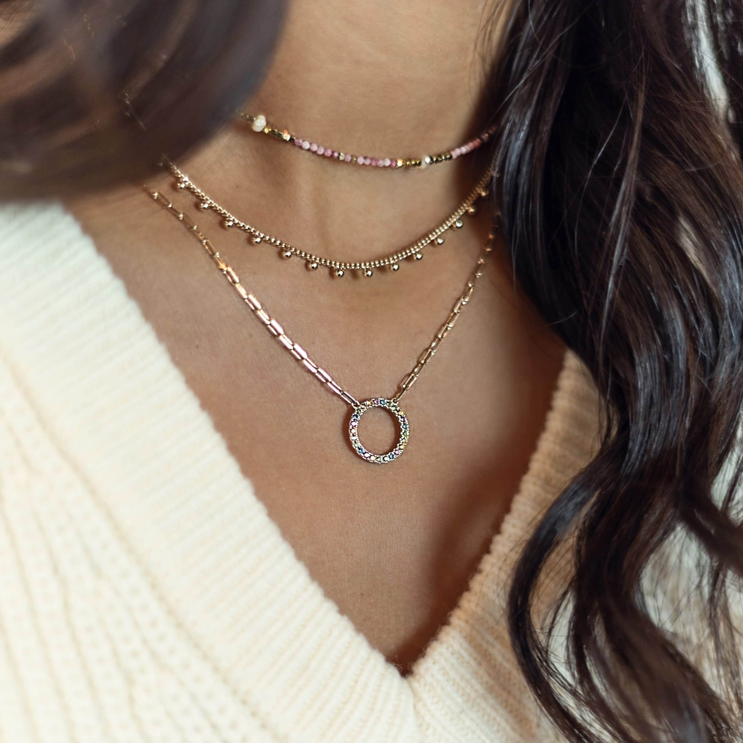 Collier doré Rainbow maille fine avec pendentif anneaux serti de zircons colorés - Bijou porté