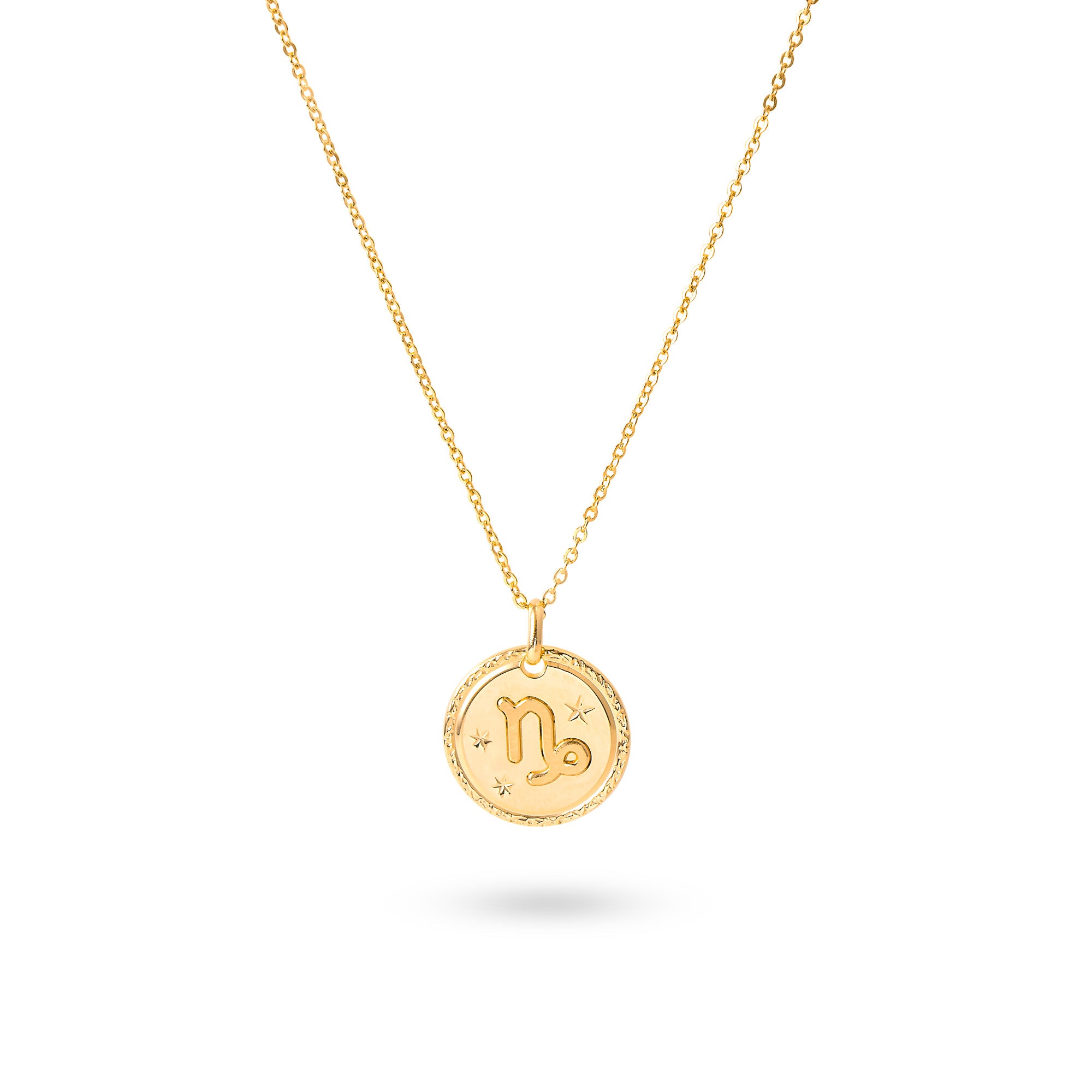 Collier doré signe astrologique Capricorne - Bijou photographié sur fond blanc