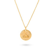 Collier doré signe astrologique Balance - Bijou photographié sur fond blanc