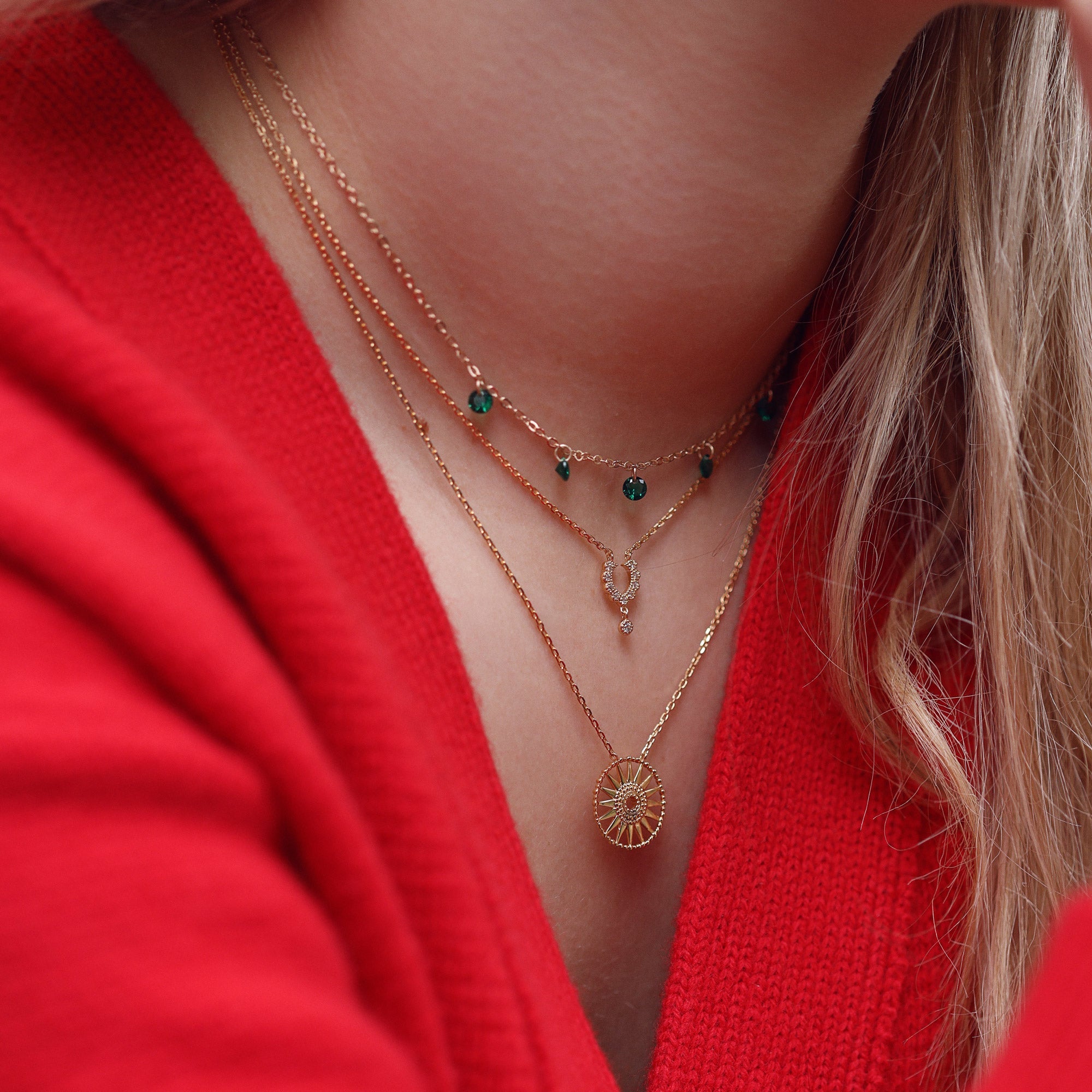 Collier doré soleil SOLEDAD - Bijou porté