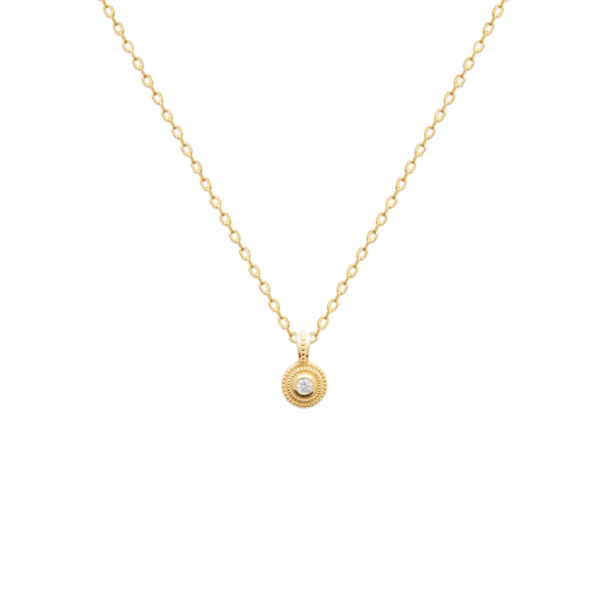 Collier doré Mindi - Bijou photographié sur fond blanc