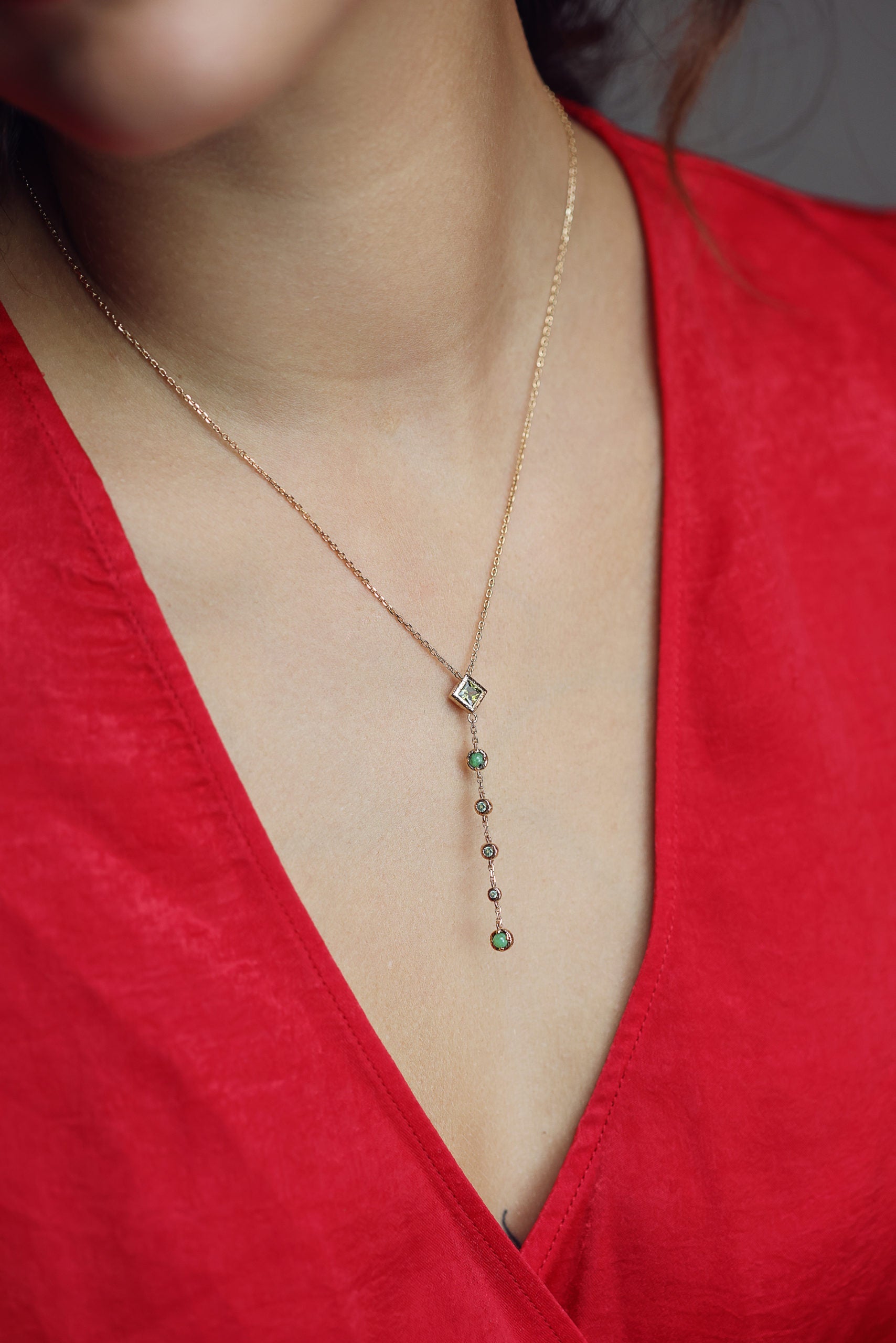 Collier doré Clotilde cravate plongeant zircons et pierres naturelles - Bijou porté 