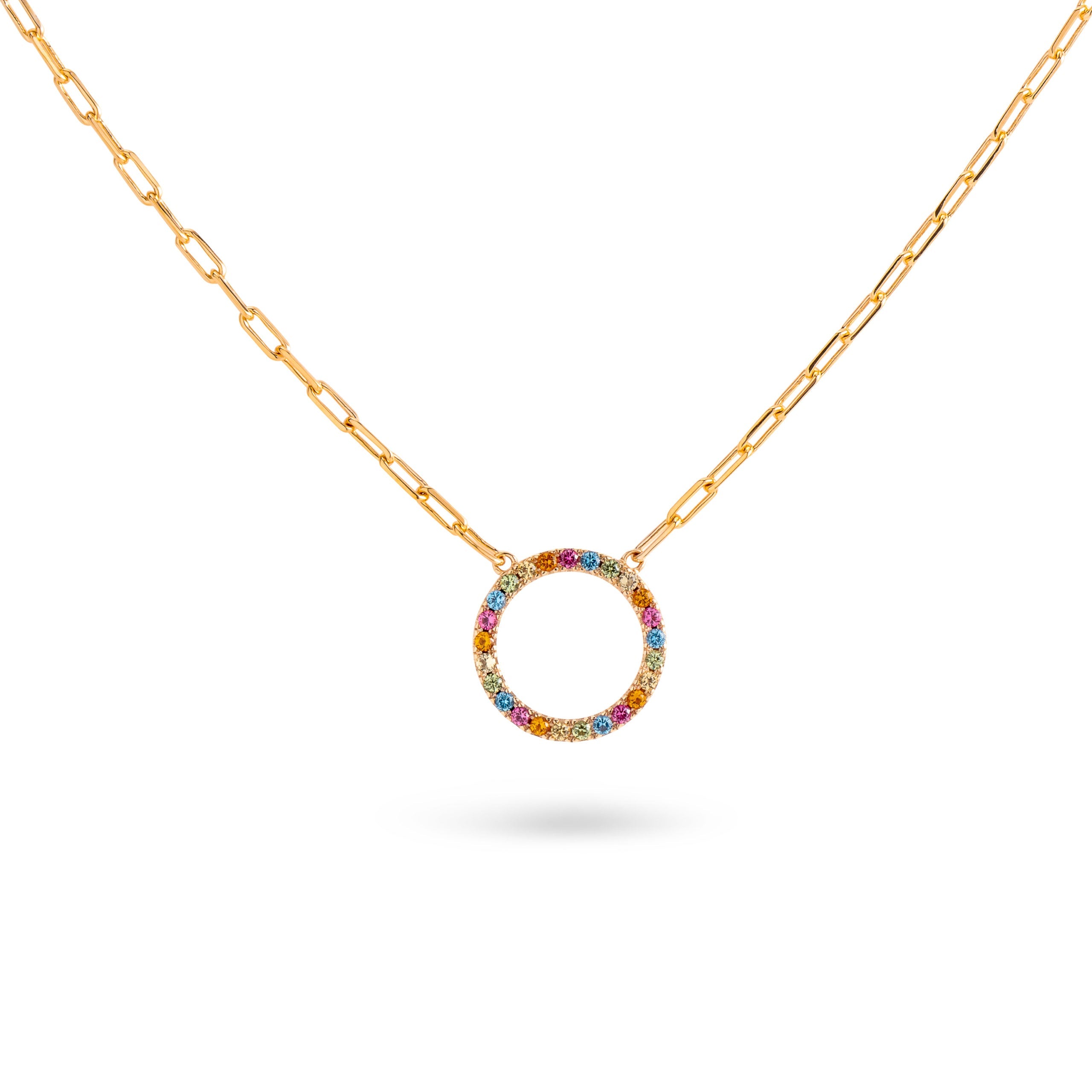 Collier doré Rainbow maille fine avec pendentif anneaux serti de zircons colorés - Bijou photographié sur fond blanc 